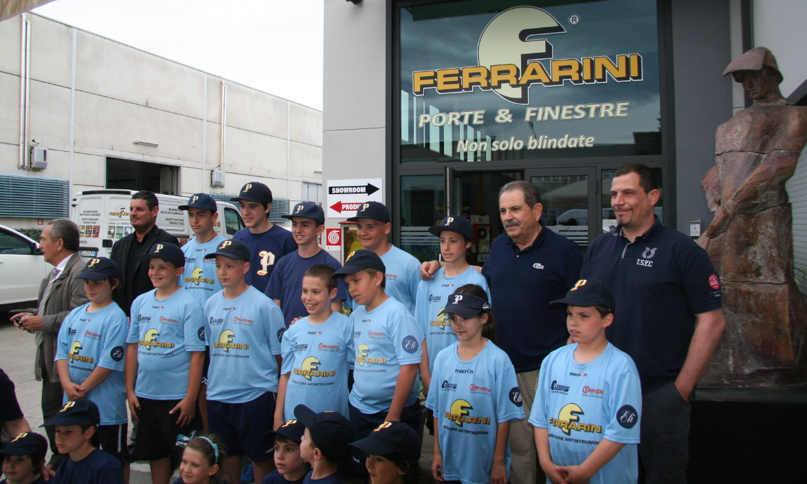 Ragazzi del Crocetta Baseball davanti alla sede Ferrarini