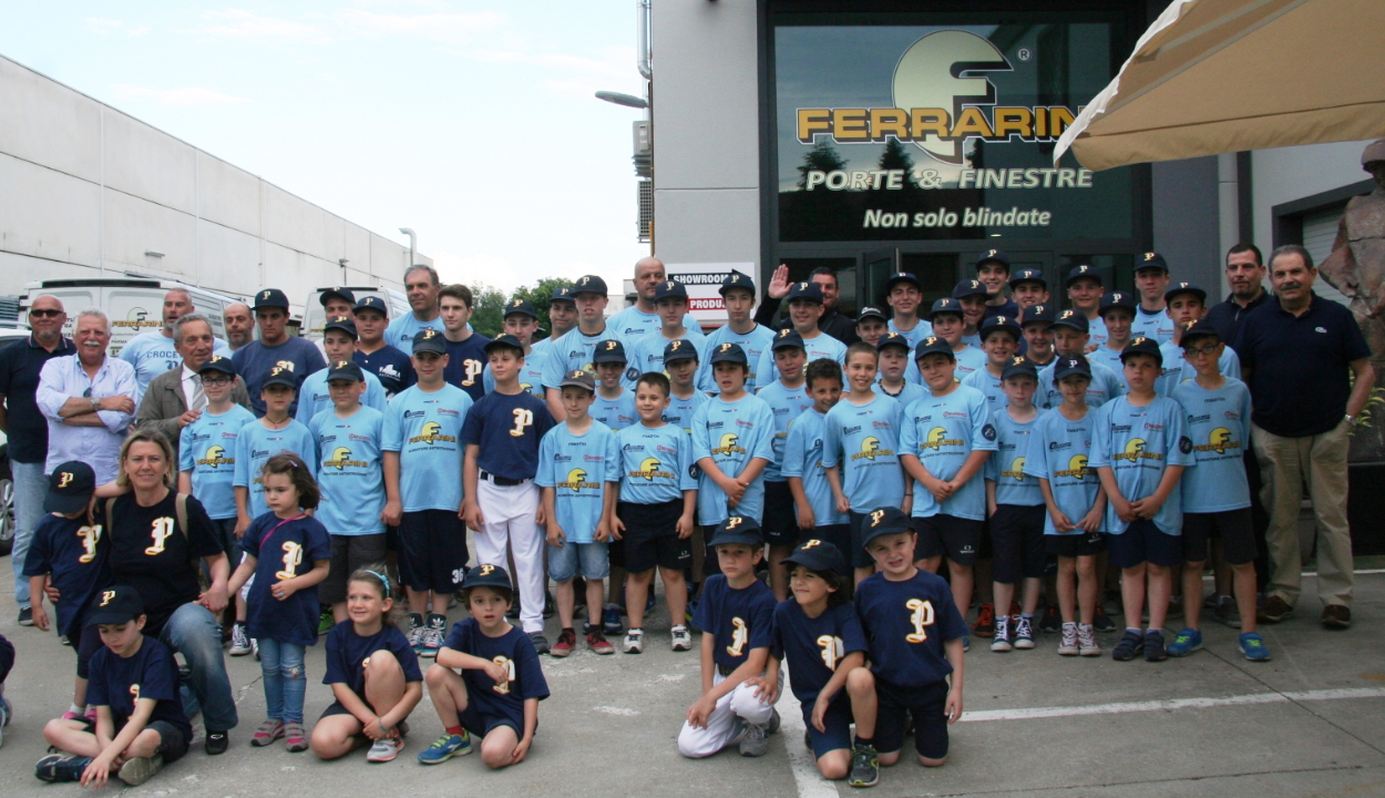 Ragazzi del Crocetta Baseball davanti alla sede Ferrarini