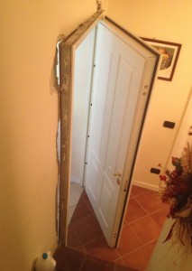 Porta smurata dai ladri