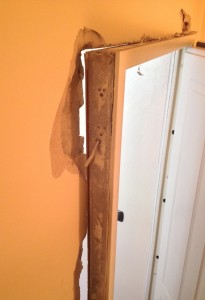 Dettaglio della porta smurata dai ladri