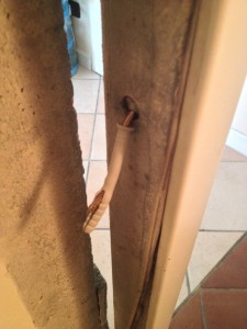 Tassello della porta smurata dai ladri