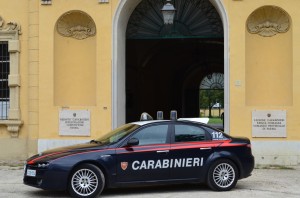 Auto dei Carabinieri di fronte alla sede dei Carabinieri a Parma